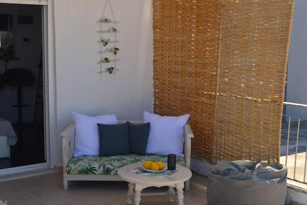 Small Oasis-ueber Den Daechern Von Athen