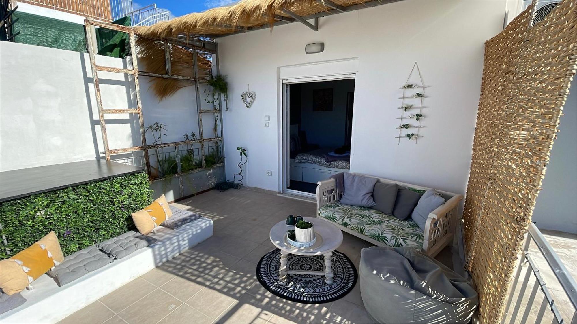 Small Oasis-ueber Den Daechern Von Apartment Athen